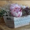 Caja de madera con flores artificiales y flores secas