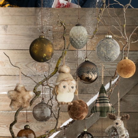 Adornos colgantes en colores tostados y marrones para decoración Navidad