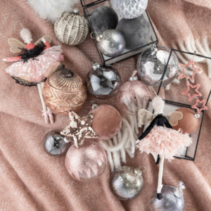 Adornos de Navidad sofisticados y llenos de glamur, plumas, brillo, tonos rosados y crema.