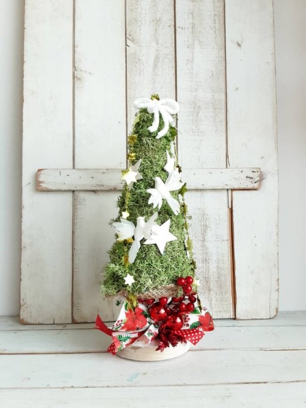 Árbol de Navidad pequeño, para colocar sobre mueble o mesa. Hecho de musgo natural preservado y decorado con adornos navideños.