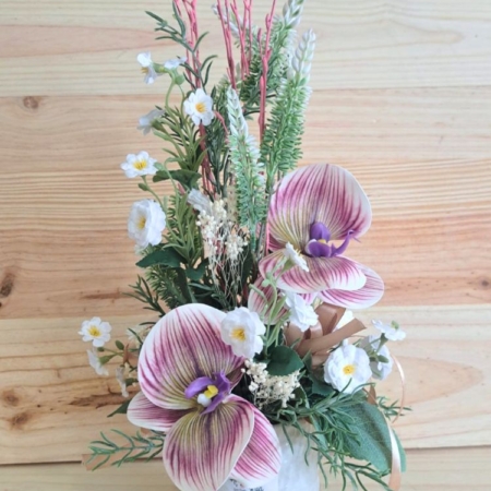 arreglo floral decorativo Renata con orquideas hiperrealistas para decoración hogar y locales comerciales