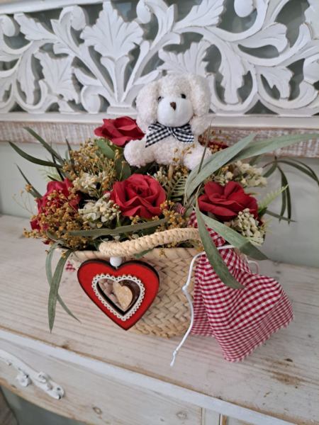 Capazo de flores secas naturales y rosas de tela para regalar en San Valentín