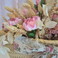 capazo decorativo con flores secas y peonías artificiales CARMEN