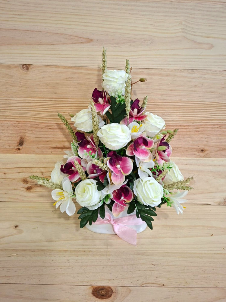 centro de flores rosas y orquideas artificiales