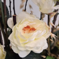 centro floral artificial con camelias gabrielle chanel