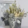 centro de flores secas del campo para Navidad en recipiente natural de madera, en tonos grises y plata