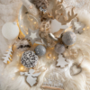 decoración de árbol de Navidad en tonos plata y blanco