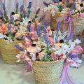 Conjunto de capazos decorativos con flores artificiales para decoraciones de bodas y eventos