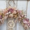 Corona navideña para la puerta y pared, muy chic y elegante, con flores secas y preservadas en colores rosas y nude, en aro de metal