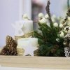 Deco navideña con colores blancos y madera natural que transmite calma y paz; berries y pino navideño de imitación para reutilizar varias Navidades