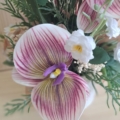 Detalle orquídea hiperrealista de centro floral Renata