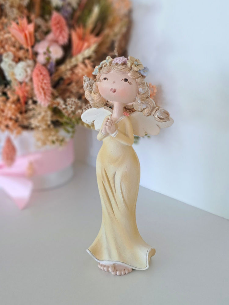 Delicada figura angel niña Anita para decoraciones con mimo en nichos y cementerios