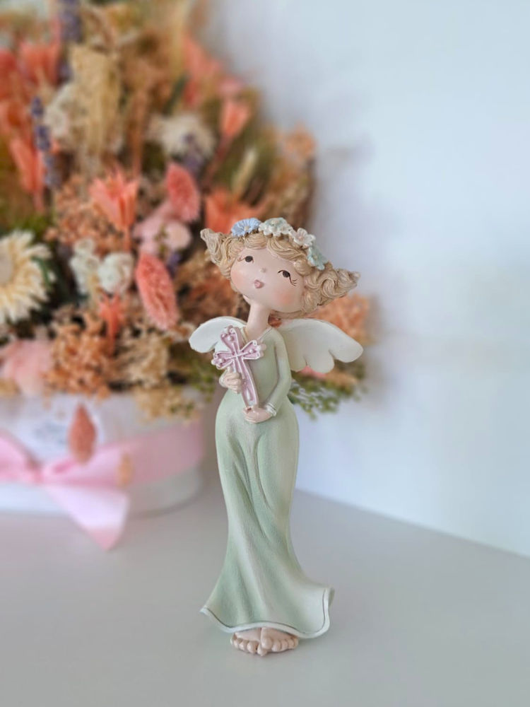 Figura angel niña Clarita para adornar nicho con flores en cementerio