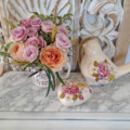 Figuras decorativas y taza con flores a juego