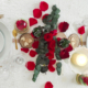 Rosas preservadas, pétalos y velas en la cena de san valentin