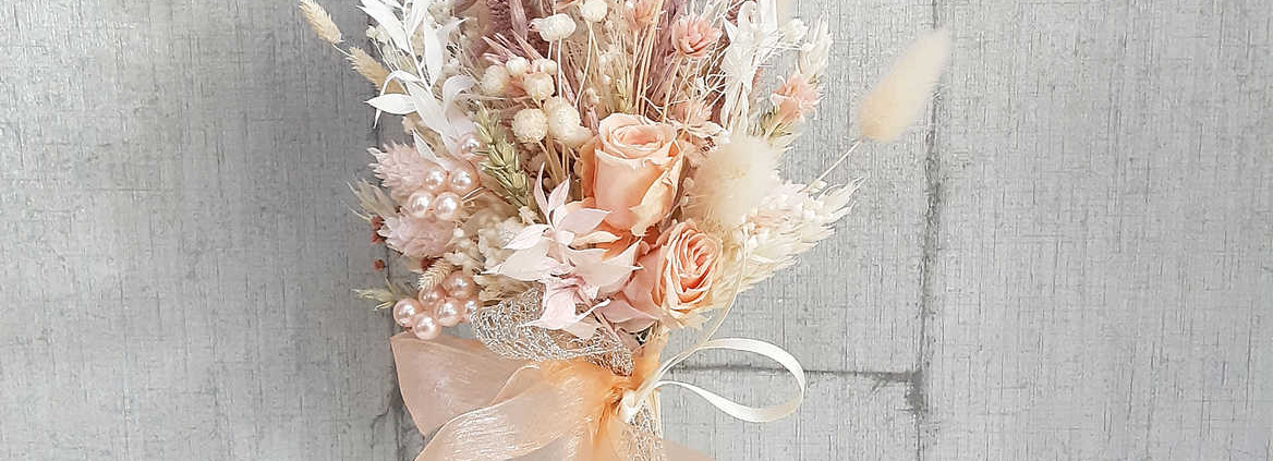 Ramillete de flores preservadas en colores pasteles suaves ideales para decorar la casa, hacer un regalo muy coqueto o para llevar la niña el día de su Primera Comunión