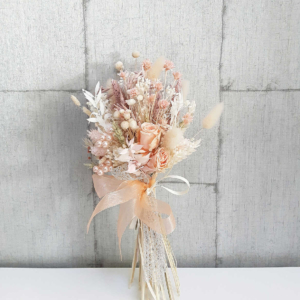 Ramillete de flores preservadas en colores pasteles suaves ideales para decorar la casa, hacer un regalo muy coqueto o para llevar la niña el día de su Primera Comunión