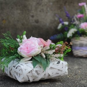 Decoración con flores artificiales realistas