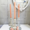 idea decorativa con velas coral y candelabros plateados y vidrio