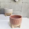 Maceta de cerámica en tonos rosa y nude para decorar la casa con plantas