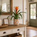 maceta decorativa naranjas con planta en entrada de casa estilo farmhouse