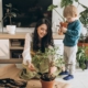 Madre con niño cultivando plantas en casa