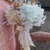 Ramo de novia ligero y cómo de llevar, con flores preservadas y decorado con lazos vintage