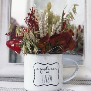 taza para Navidad con hortensia preservada