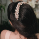 Tocado Aura para novias e invitadas de perlas, cristales, abalorios con strass y mini flores en tonos nude y rosados