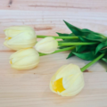 Ramillete de tulipanes artificiales que parecen de verdad