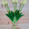 Ramillete de tulipanes color amarillo artificiales hiperrealistas