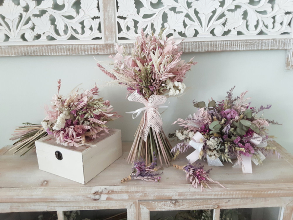pack de flores preservadas para novia en tonos rosados y de estilo vintage: incluye ramo de novia, 2 prendidos, centro decorativo de flores y réplica del ramo de novia.